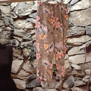 Islander Traders cropped pants.
